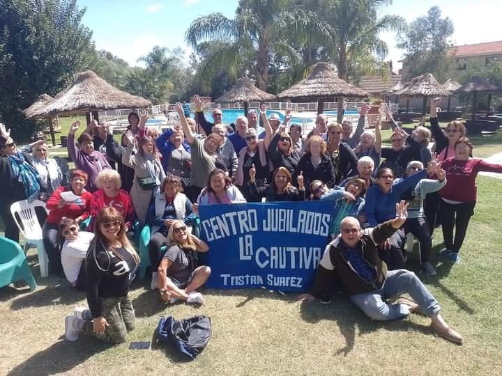 Personas mayores participando de una actividad grupal