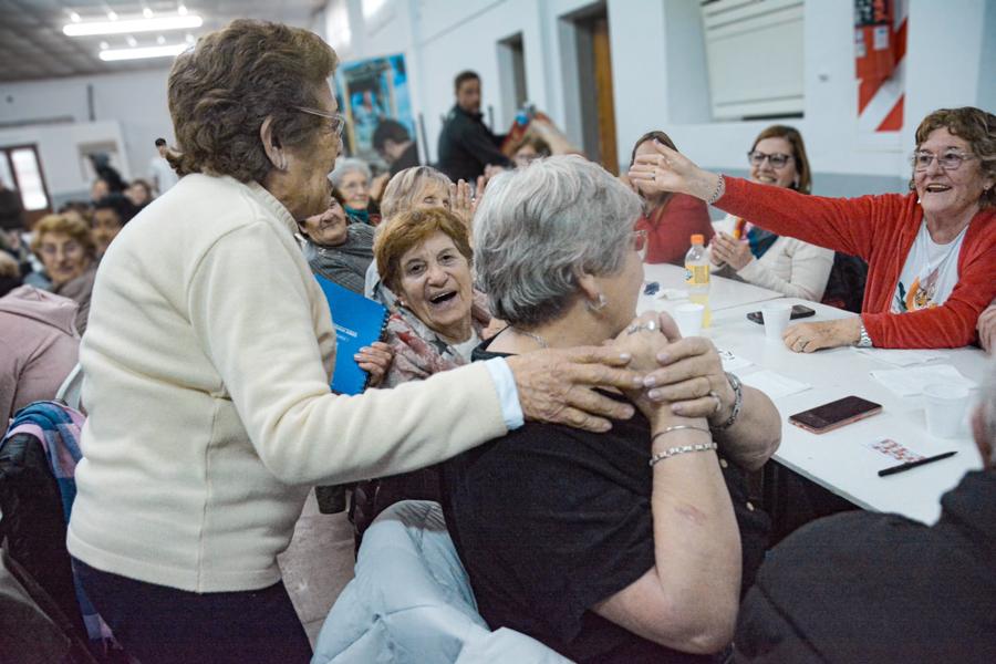 Grupo de adultos mayores en un encuentro social